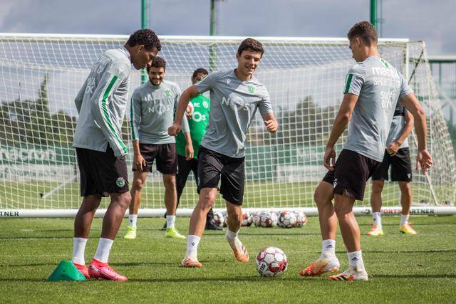 湖人聘请40岁女助教 上赛季发展联盟最佳教练